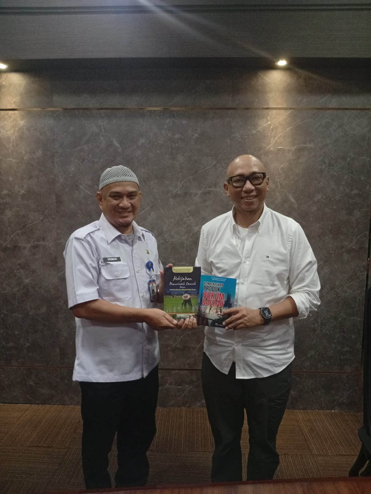 Dua Buku Karya Dr. Erman Syarif Resmi Diluncurkan, Perkaya Koleksi Perpustakaan JDIH Provinsi Lampung